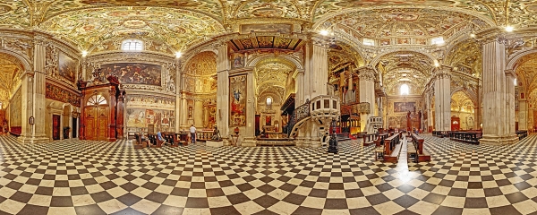 Il sontuoso interno della Basilica di Santa Maria Maggiore a Bergamo Alta