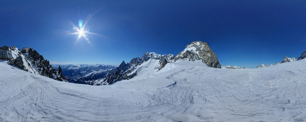 Il Monte Bianco e alcune cime del gruppo viste dal ghiacciaio di Punta Helbronner, sopra Courmayeur