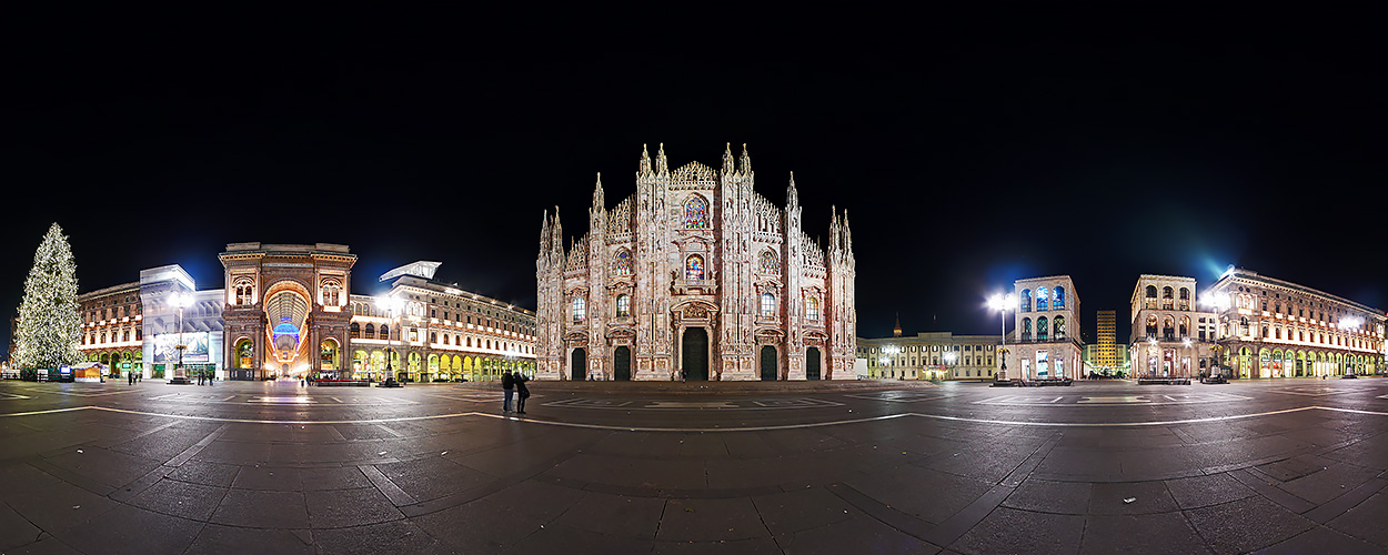 Piazza Duomo di notte con le luci di Natale