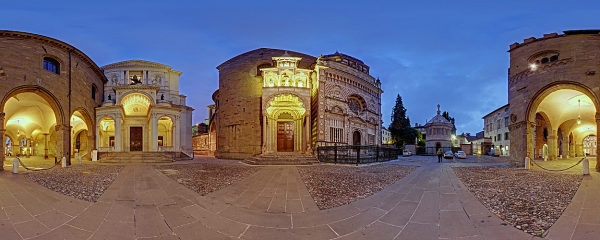 La sera in Piazza del Duomo a Bergamo, con la Basilica di Santa Maria Maggiore, la Cappella Colleoni, il Battistero e il Palazzo della Ragione